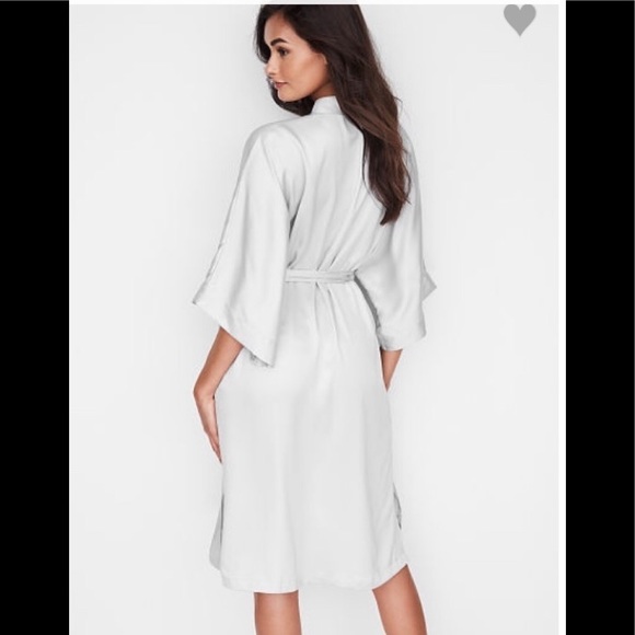 ❤️VALENTINE’S DAY! 🎁 BRAND NEW! VERY SEXY Satin Kimono in Coconut White - Picture 2 of 5